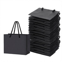 Sacs en papier biodégradables personnalisés de luxe avec votre propre logo pour vêtements, sacs d'emballage blancs mats pour boutiques, ruban