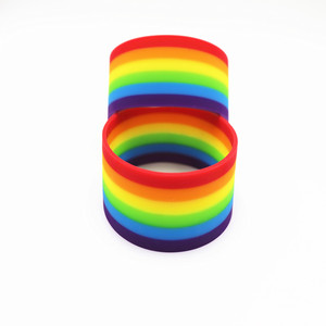 Bracelet en silicone imperméable à rayures arc-en-ciel, nouveau design, impression sérigraphique, logo personnalisé, différentes couches de couleurs, promotionnel - Product Image 2