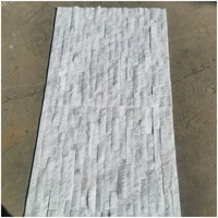 Pierre naturelle de culture, quartzite blanc avec mica et inclusions roses ou oranges pour la conception de revêtements muraux extérieurs de villas et d'hôtels