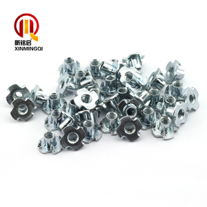 Écrou à quatre branches de 1/4 po pour meubles, en acier au carbone galvanisé, finition zinguée, classe 8.8, écrou en T à quatre griffes - Product Image 1
