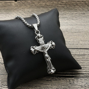 Collar con colgante de cruz de acero inoxidable yunnique para hombres con figura de Jesús e inscripción INRI, regalo de joyería de moda - Product Image 4