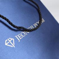 Sacs en papier cadeau de luxe personnalisés avec logo pour bijoux, sacs d'emballage mat de boutique avec poignées en ruban