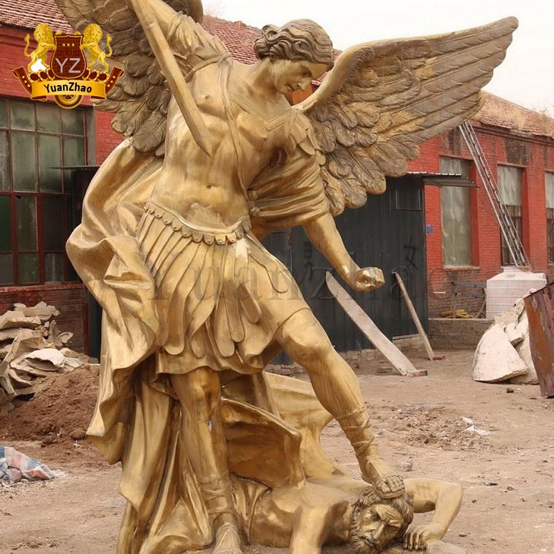 宗教的なブロンズ翼のある聖ミカエル保持剣と盾の彫刻ブロンズ