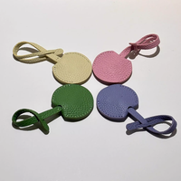 Accessoires de breloques de sac en cuir PU modernes Pendentif d'étiquette de sac unique Cadeaux mignons Porte-clés Charms de sac