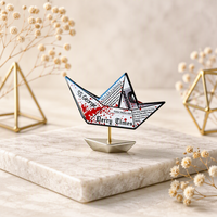 Broches de revers personnalisées en émail rigide en forme de bateau avec attache papillon, impression sérigraphique artisanale, design sur mesure
