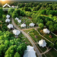 Tente modulaire à toit courbé moderne, alternative économique à la maison mobile en conteneur pour site de glamping écologique en forêt