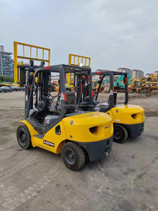 Chariot élévateur japonais d'occasion Komatsu FD30 de 3 tonnes, 3 étages, trois mâts, bon moteur diesel, engrenage moteur, noyau manuel TCM Toyota - Product Image 2