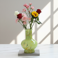 Vase en verre soufflé artisanal, forme bombée, bord évasé, mosaïque confettis, effets ombrés, centre de table de mariage, décoration intérieure