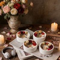 Lilin Aroma Keramik Putih Vertikal Bergalur Grosir dengan Logo Kustom, Lilin Lilin Kedelai Sumbu Kayu Bunga Mawar Kering untuk Pernikahan Pengiring Pengantin