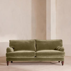 أريكة ثلاثية المقاعد بتصميم اسكندنافي بسيط، قابلة للتخصيص، بإطار من الخشب الصلب، مناسبة لغرف المعيشة في الفلل والفنادق، مغطاة بالمخمل - Product Image 4