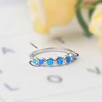 Bague empilable en opale bleue ronde dégradée |   Bande avec incrustation de pierres précieuses irisées |   Bijoux superposés minimalistes pour femmes, style tendance