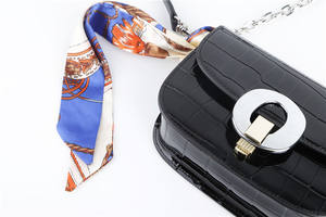 ZB345缅甸工厂0关税时尚名牌皮包休闲女专利pu鳄鱼翻盖派对斜挎包带围巾 - Product Image 6