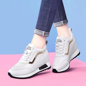 Sneakers compensées discrètes pour femmes |   Chaussures blanches rehaussantes pour l'intérieur |   Baskets Chunky Respirantes Style Coréen à Plateforme - Product Image 4