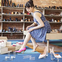 Rak Display Sepatu Akrilik Transparan Bergelombang Custom Pabrik, Multi-Slot, Penyangga Sepatu Hak Tinggi untuk Pameran Ritel Sepatu