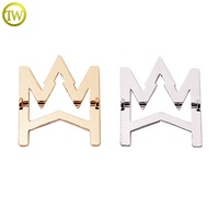 Étiquettes personnalisées en métal plaqué or avec lettres en relief, accessoires vestimentaires, fabricant d'étiquettes en métal, logos de couture en alliage de zinc pour maillots de bain