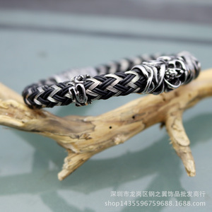 ยูนิคสร้อยข้อมือเหล็กไทเทเนียม สายหนังสีดำ ตัวล็อคแม่เหล็ก ดีไซน์โลหะโบราณ เครื่องประดับของขวัญ - Product Image 4