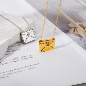 Collier pendentif en acier inoxydable plaqué or PVD 18 carats avec serti griffe fleur et chaîne à maillons |   Bijoux personnalisés gravables tendance pour femmes - Product Image 4