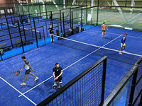 Terrain de padel mobile panoramique non destructif en verre fixé sur des plaques d'acier, aucun perçage au sol requis pour les salles de sport