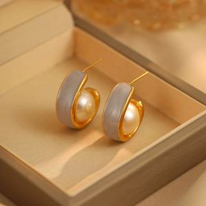 Boucles d'oreilles à clous géométriques en cuivre et zircon, design de niche, luxe léger, tendance, mode, simples, personnalisées pour femmes - Product Image 5