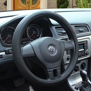 Funda de cuero sintético para volante de coche, 38 cm, universal, accesorio para coche, diseño de moda en negro y gris. - Product Image 1