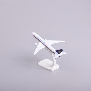 โมเดลเครื่องบินโลหะผสมสเกล <span class=keywords><strong>400</strong></span> ของสายการบินสิงคโปร์ โบอิ้ง <span class=keywords><strong>B777</strong></span> ขนาด 16 ซม. แบบจำลองสมจริงสูง พร้อมฐานตั้งโชว์ ของขวัญส่งเสริมการขาย - Product Image 2