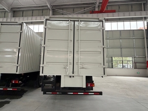 Très populaire en Afrique, camion de fret Sinotruk Howo à moteur diesel avec cabine et caisse de chargement fermée avec portes arrière et latérales - Product Image 4