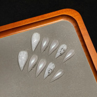 Faux ongles longs faits main à motif griffe de dragon, dentelle blanche, cristaux et brillance nacrée, ongles artistiques gothiques pour mariée