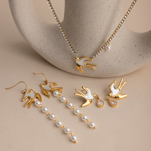 Parure de bijoux Flying Bird en acier inoxydable, collier et boucles d'oreilles en perles, pour femme, motif animal, doré, serti clos - Product Image 3