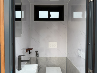 Unité de toilettes portables haut de gamme, WC mobile moderne, structure en panneaux sandwich pour hôtel de villégiature