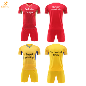 Conception personnalisée rouge blanc élégant uniformes d'équipe de football qualité à manches courtes uniformes de football de l'usine OEM kits de football - Product Image 1