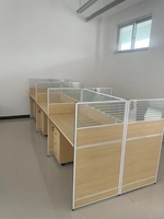 Bureau de bureau au design moderne avec étagères pour poste de travail ou utilisation en cabine, mobilier informatique
