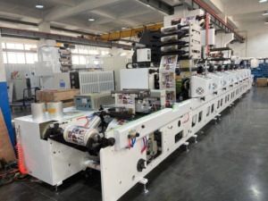 Servomotor automático Impresora <span class=keywords><strong>FLEXO</strong></span> de 8 colores Rollo de película Bopp para enrollar Máquina de impresión flexográfica en línea con corte - Product Image 2