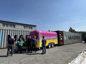 Camion de restauration mobile rose et jaune au design tendance, pour pizzas, hamburgers, hot-dogs, avec bar à barbecue et musique, le plus vendu - Product Image 6