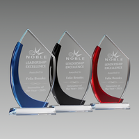 Trophée moderne en cristal de verre avec options d'accentuation bleu, vert, rouge, logo et texte gravés en profondeur pour les récompenses d'entreprise