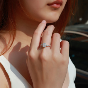 Nhẫn đính hôn Moissanite cắt Emerald bạc Sterling S925 2.2 CTW, 3 viên đá với đá Baguette bên cạnh dành cho nữ - Product Image 5