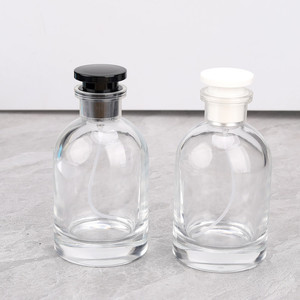 Bottiglia vuota da 100ML con tappo in bianco <span class=keywords><strong>e</strong></span> nero a doppio strato corpo trasparente <span class=keywords><strong>e</strong></span> bottiglia di vetro per profumo - Product Image 3
