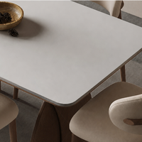 Ensemble de table à manger rétro française avec plateau en pierre frittée, pieds en bois massif en forme de X, structure en chêne, chaises crème pour la maison et la villa