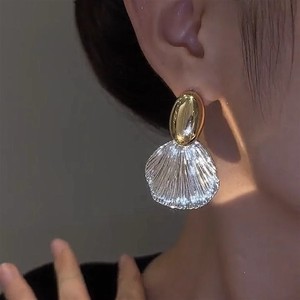 Pendientes colgantes de concha marina texturizados en dos tonos, joyería de metal de lujo, ligera y minimalista, con forma de abanico, para mujer - Product Image 2