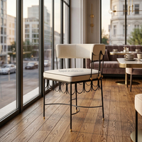 Chaise de salle à manger moderne américaine à dossier incurvé en tissu, couleur crème, avec coussin moelleux, mobilier de restaurant durable et écologique pour centres commerciaux et écoles
