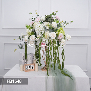 Boule de fleurs artificielles en soie réaliste DKB 60 cm, mélangée avec des matériaux floraux variés pour la décoration de mariage - Product Image 3