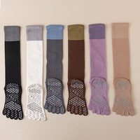 Chaussettes de sport antidérapantes en silicone pour femmes, cinq doigts, Pilates, yoga, fitness, couleur unie, coton, chaussettes mi-hautes