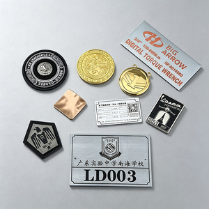 Étiquettes métalliques personnalisées pour vêtements - emblèmes métalliques gravés en alliage de zinc de haute qualité - Product Image 5