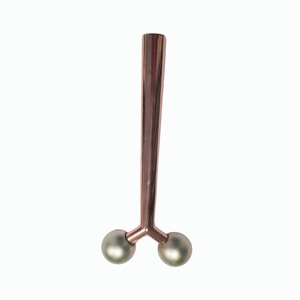 Masajeador ergonómico de mano en forma de Y, chapado en oro rosa, con doble bola 3D para lifting facial y terapia reafirmante de la piel. - Product Image 3