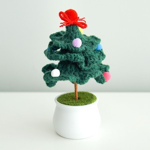 Décoration de bureau en forme d'arbre de Noël tressé à la main en trois couches, produit fini en crochet. - Product Image 6