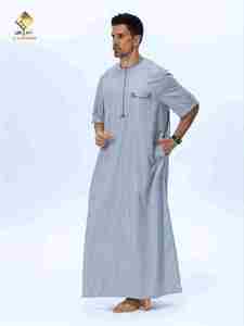 Túnica Al Haramain para hombre, color gris claro, de algodón, manga corta, largo hasta el suelo, transpirable, traje árabe tradicional. - Product Image 2