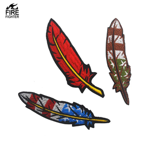 Plume de broderie de plusieurs couleurs de pays brodée avec un crochet fort sur les manteaux. - Product Image 1