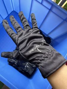 Guantes Negros de Microfibra Personalizados con Logotipo Blanco para Vendedoras de Joyería - Product Image 2