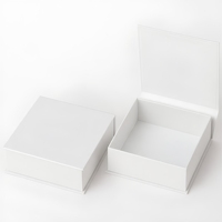 Boîte en carton gaufré moderne, écologique et recyclable, avec finition brillante et fermeture magnétique, idéale pour les boutiques de détail et les marchandises.