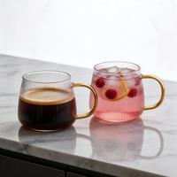 Mug Kopi Koktail Bergaris 450ml 15oz Langsung dari Pabrik, Cangkir Kaca Vintage Bergaris Vertikal untuk Kopi Latte Teh dengan Gagang Berwarna