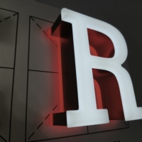 Signalisation à LED Frontlit émise en usine Signalisation éclairée en verre PVC pour l'affichage du nom de la boutique Utilisation frontale au bureau